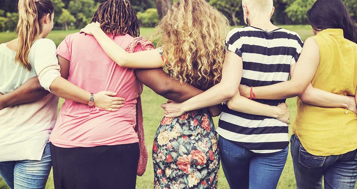 Grupo de mulheres se abracando
